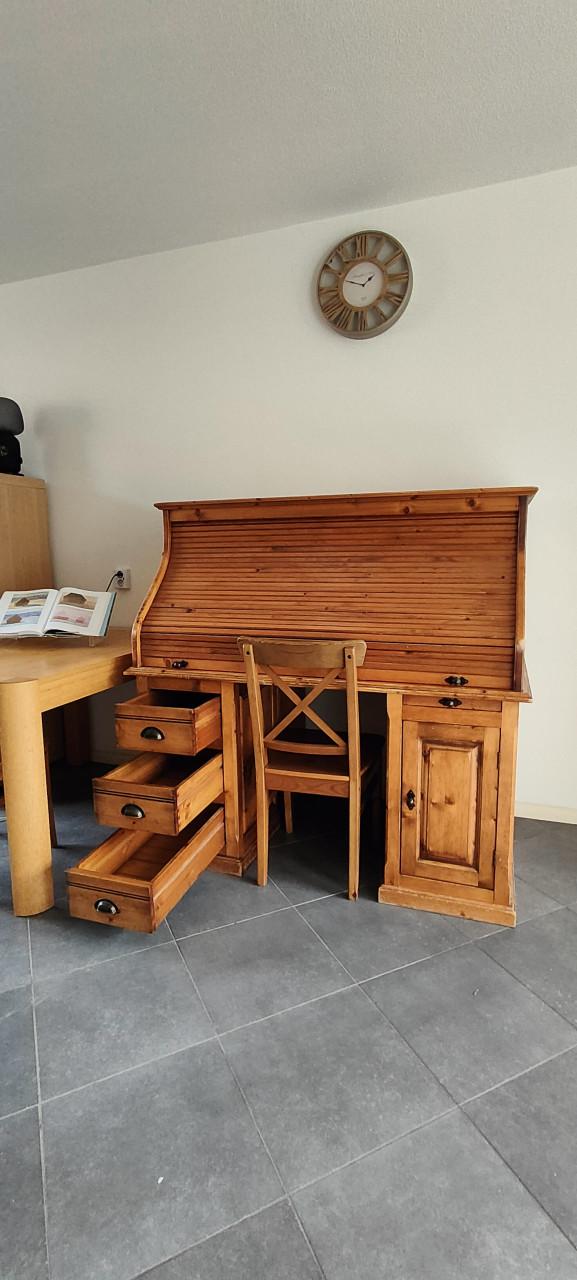 Warm-gelakte grenenhouten secretaire