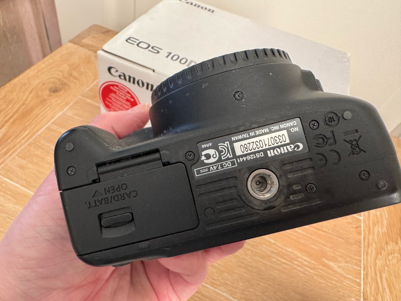 Canon EOS100D camerabody+lader+4 accu’s+cover+strap+doos
