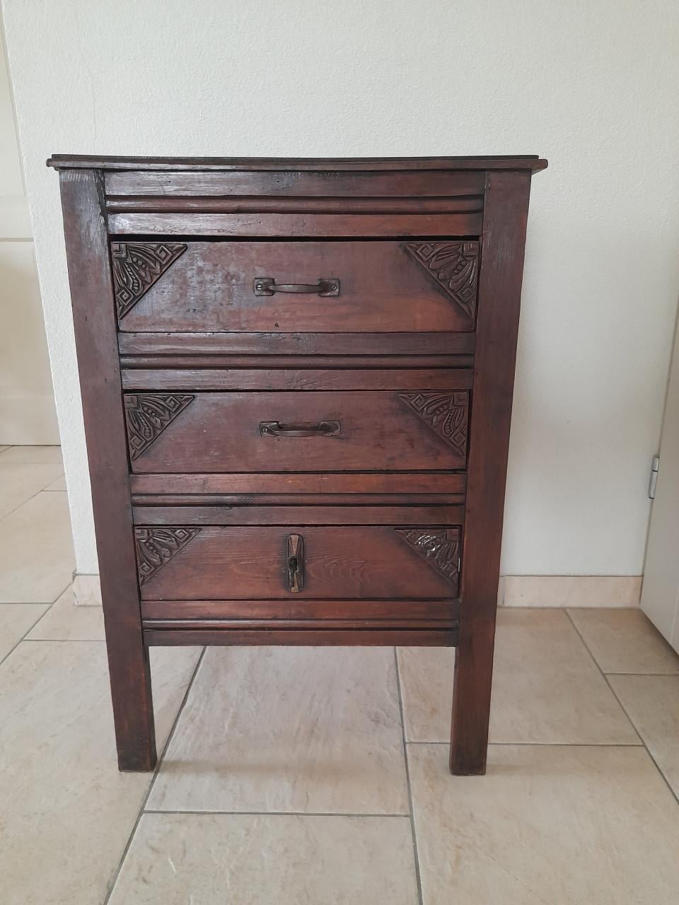 Leuk antiek kastje 42 x 51 x 77 ( in goede staat )