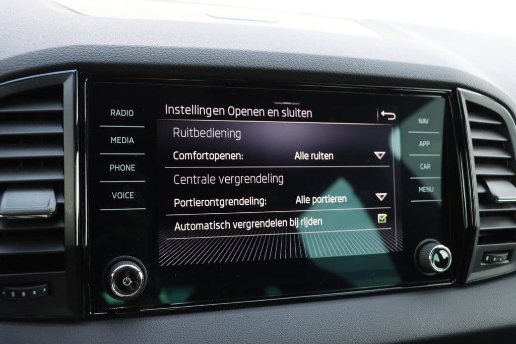 Skoda Karoq 1.5 tsi sportline business 150pk dsg7