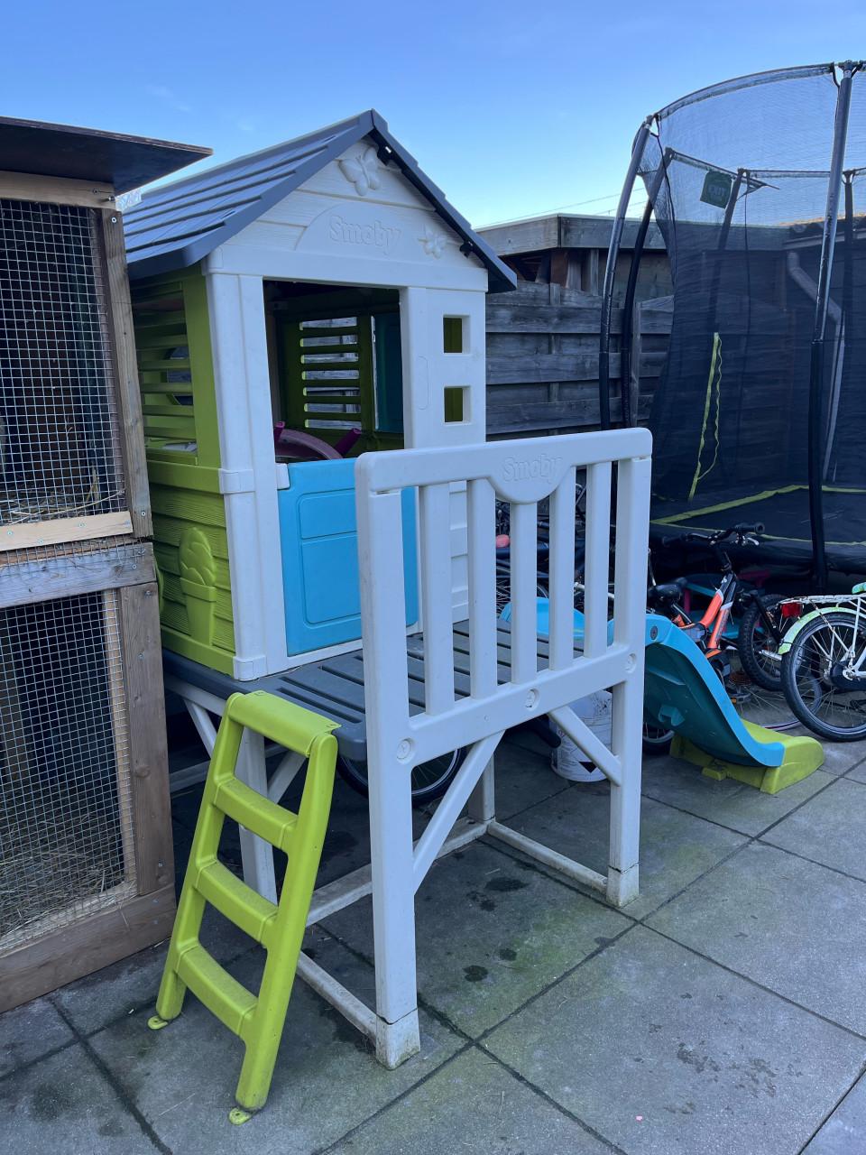 Speelhuisje met glijbaan