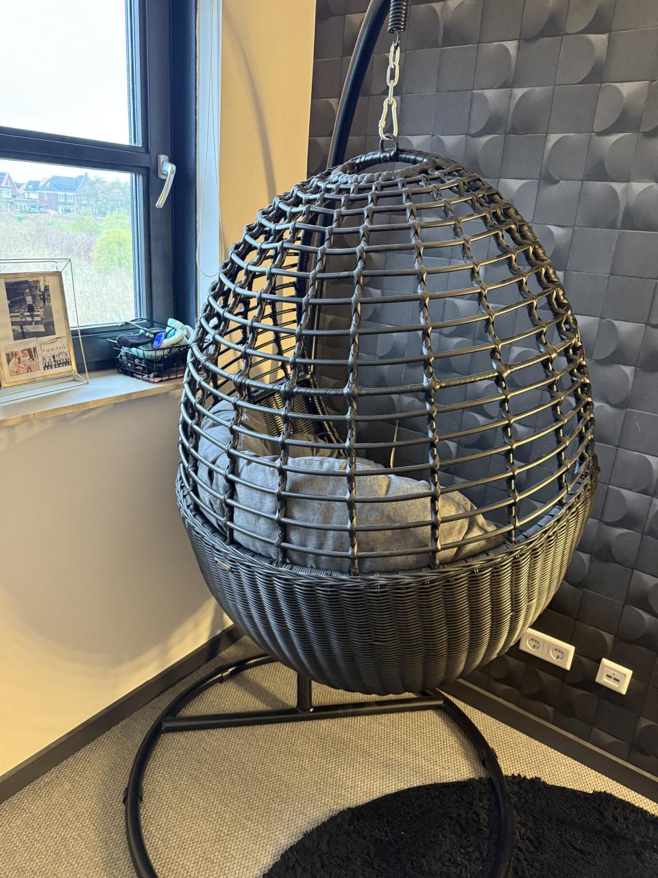 Manifesto Rovio hangstoel mat zwart antraciet binnen of buiten