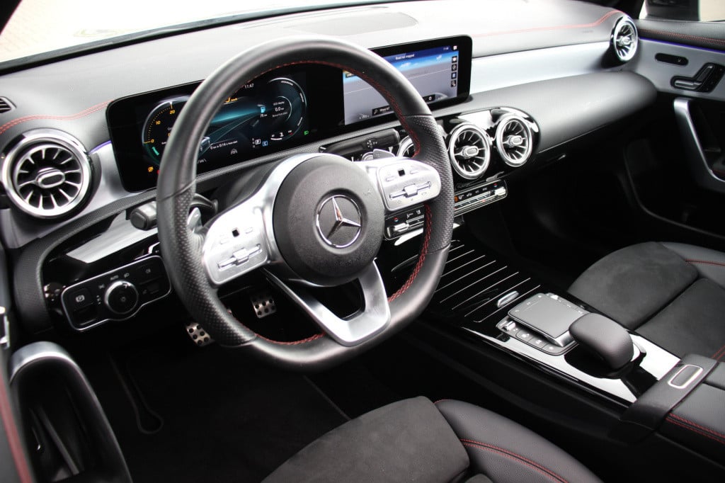 Mercedes-Benz Cla 220 4matic premium plus amg | pano | memory | acc | camer