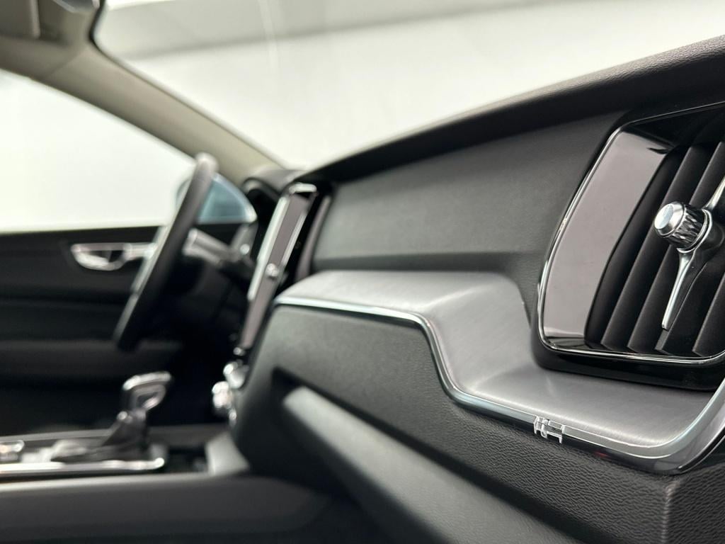 Volvo XC60 t5 253pk momentum| adap.cruise| leder| trekhaak| stoel.verw|