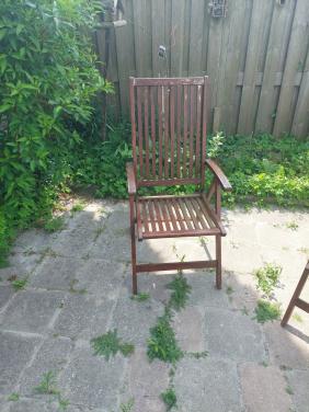Gratis 4 houten tuinstoelen.