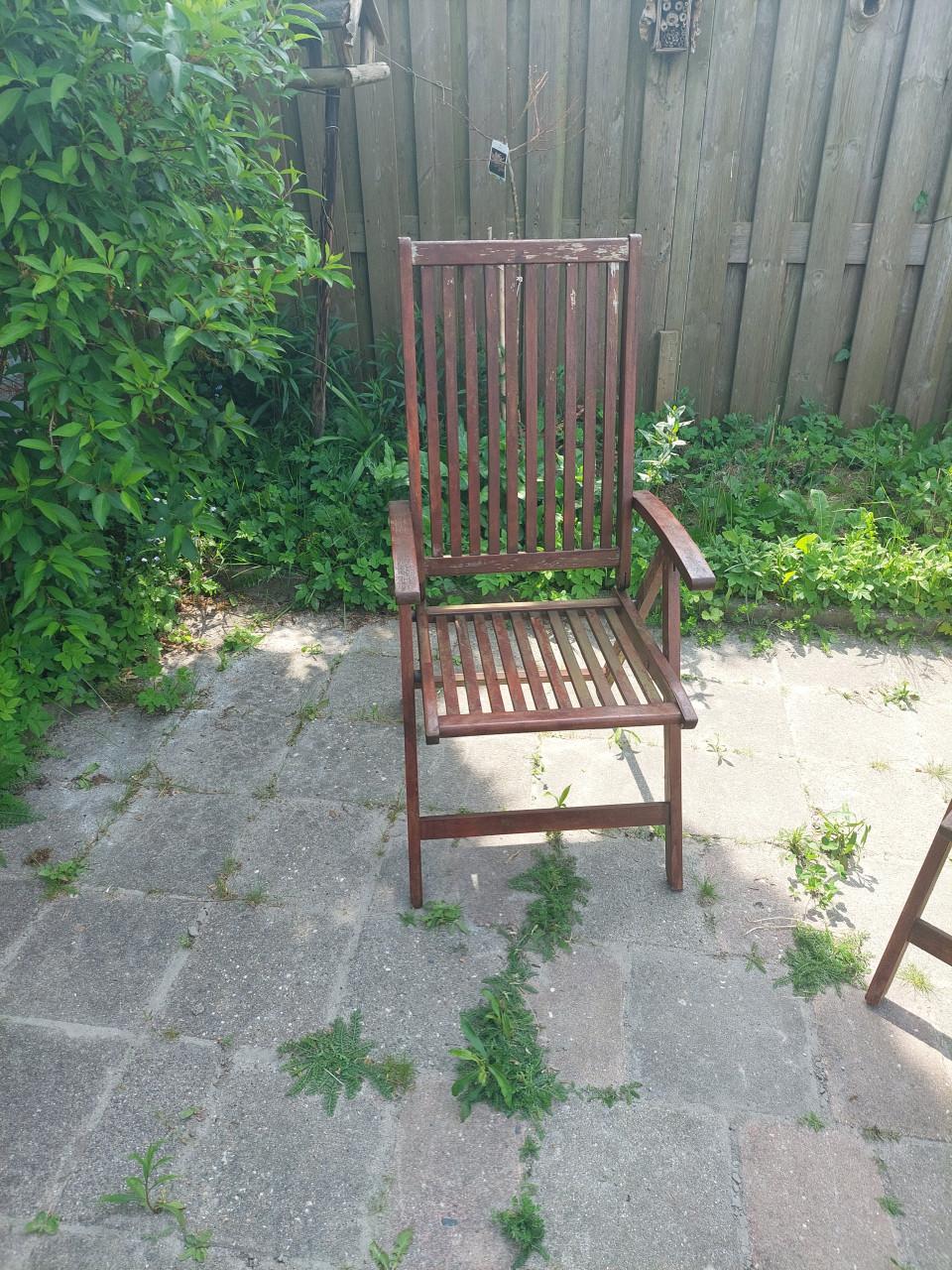 Gratis 4 houten tuinstoelen.