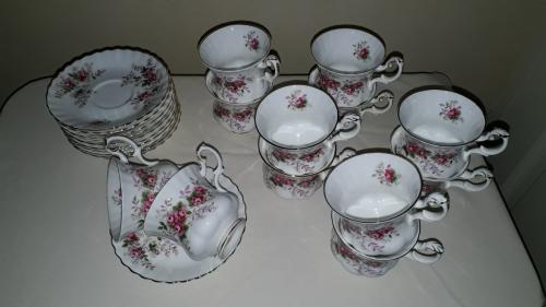 12 kop en schotels Royal Albert Lavender Rose