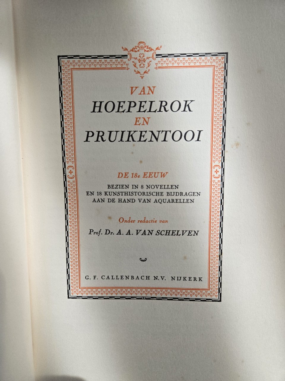 Boek: Van hoepelrok en pruikentooi 1939 gebonden boek 381 blz.