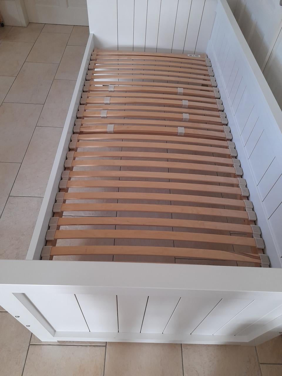 Stevig bed met onderschuif bed 90 x 200 (in goede staat)