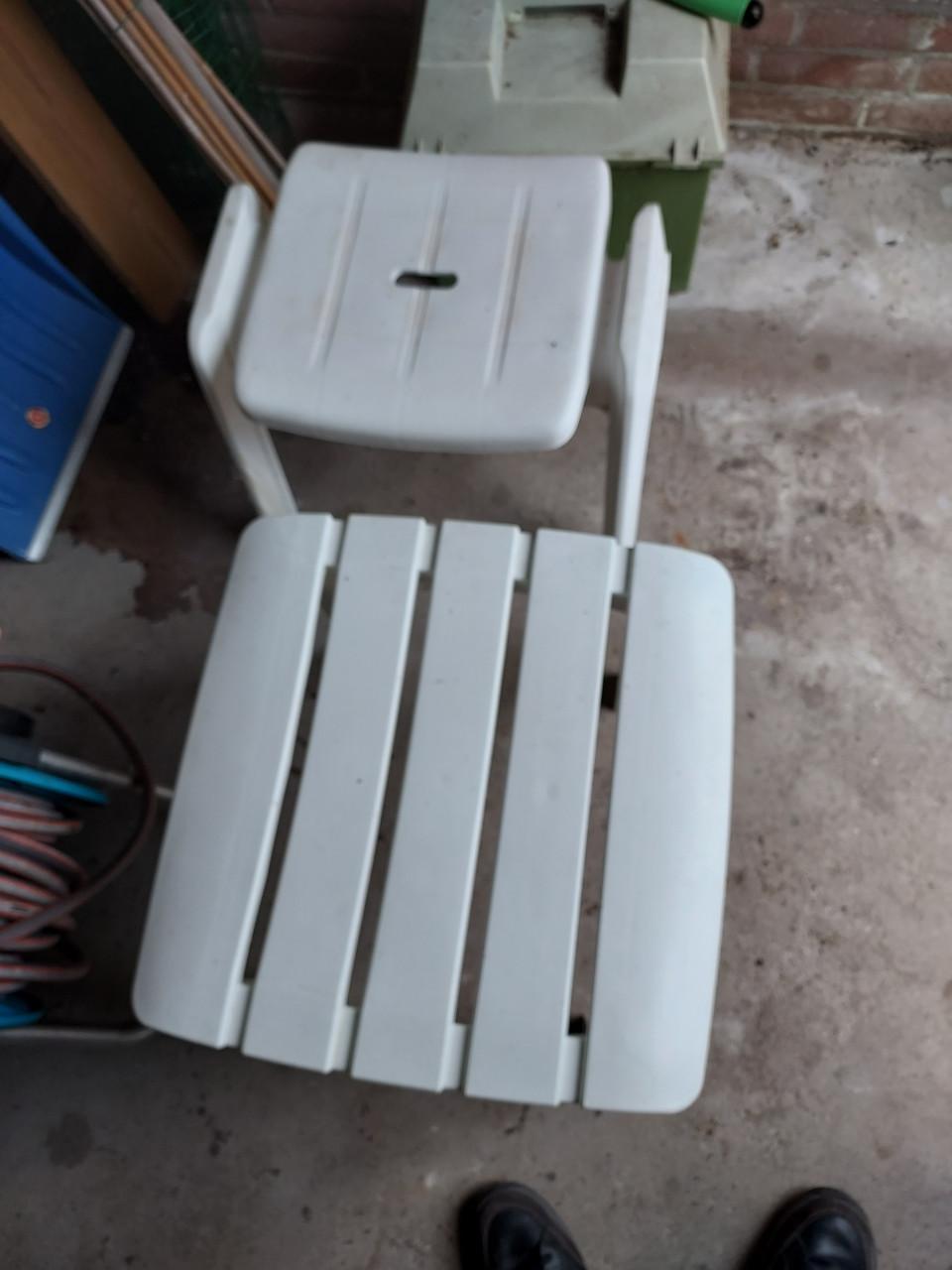 Tuintafel, stoel en voetenbankjes