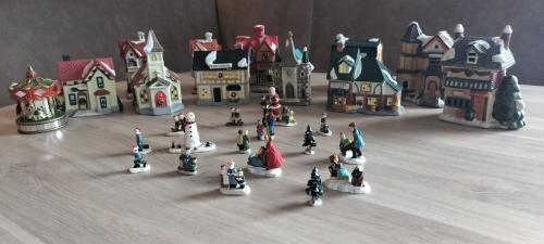Vintage Kerstdorp Nova 1995 – Grote Set met Huisjes en Figuren