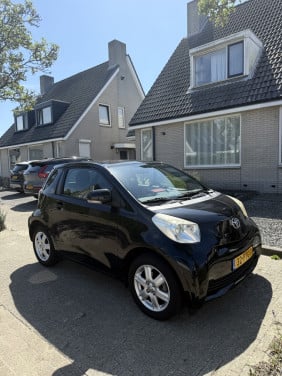 Toyota IQ 1.0 VVTi 2011 Zwart AUTOMAAT / NAVIGATIE