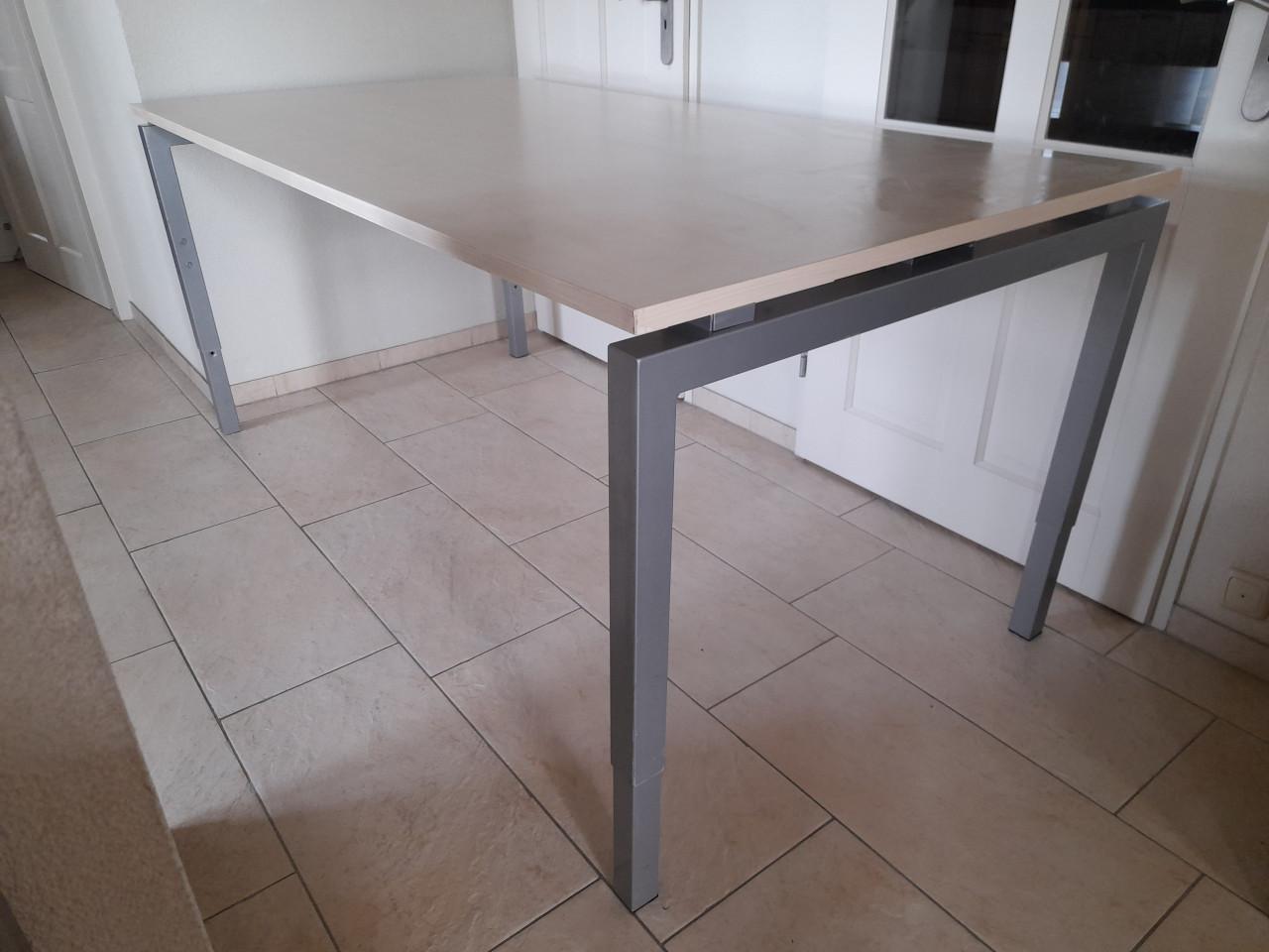 Bureau 100 x 200 (in hoogte verstelbaar van  62/82 cm) in goede staat!