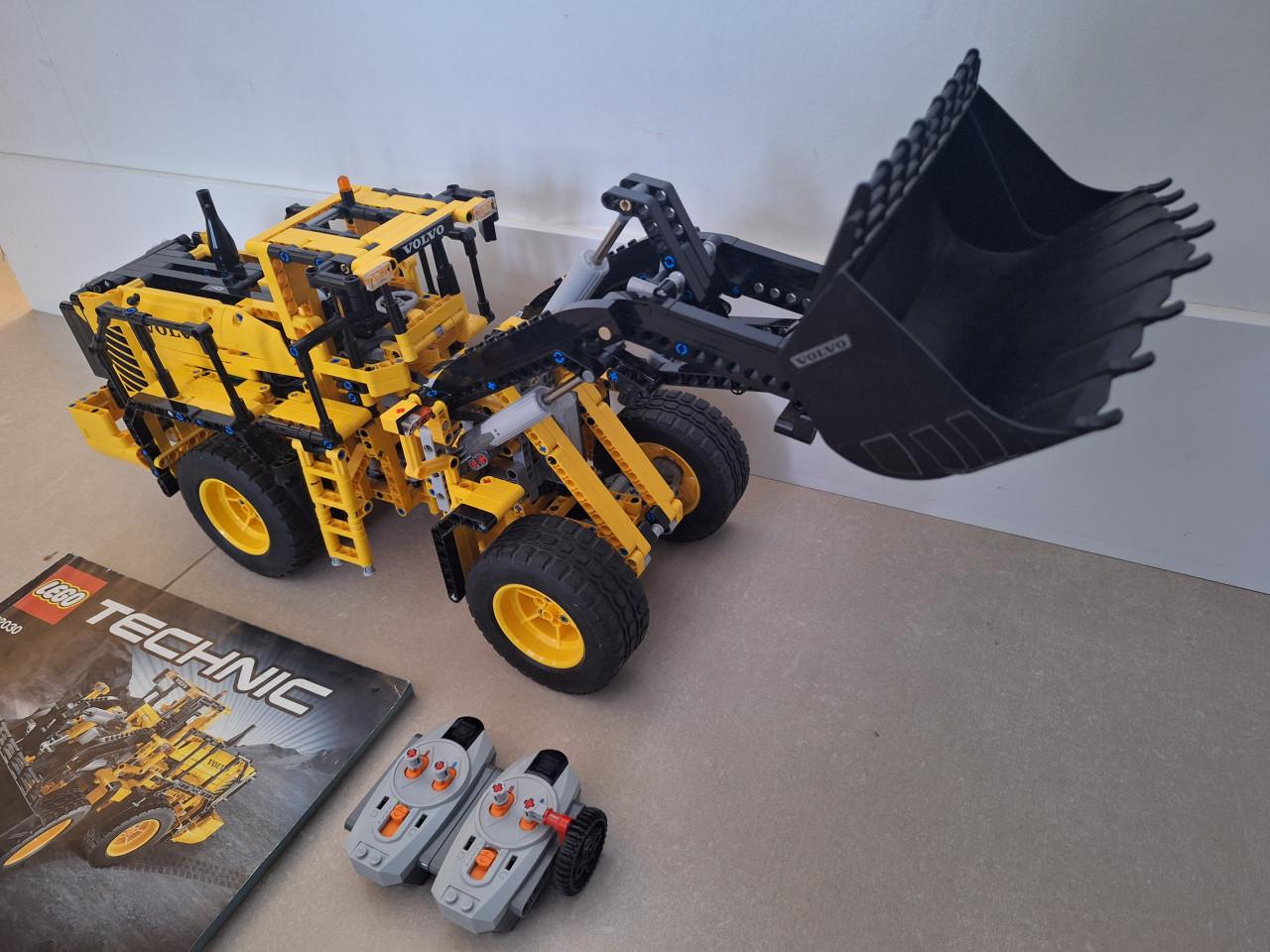 Technic lego shovel 42030 / wiellader Compleet&werkend!