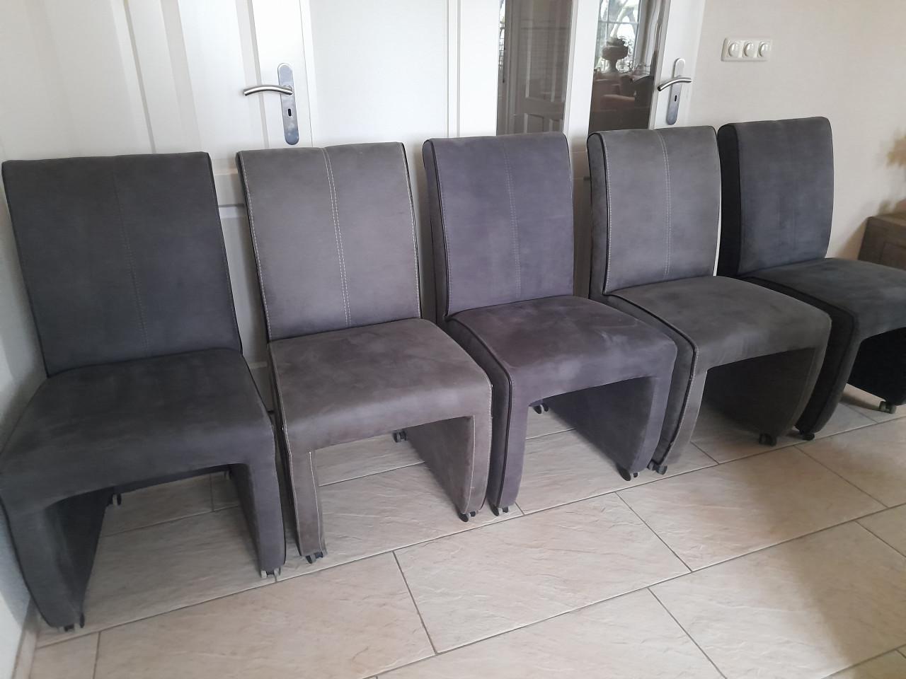 5 lekker zittende stoelen (in goede nette staat )