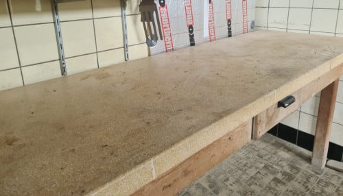 Slagers/werktafel met granitoblad uit slagerij jaren 50