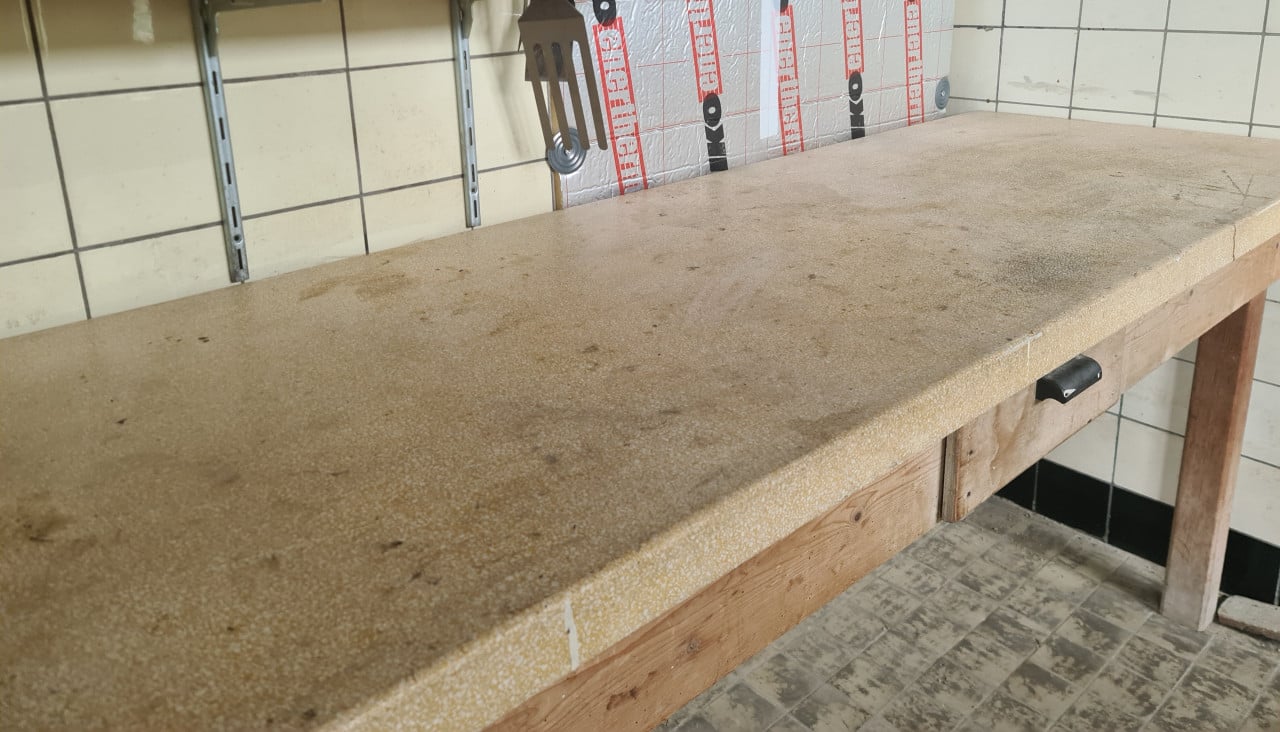 Slagers/werktafel met granitoblad uit slagerij jaren 50