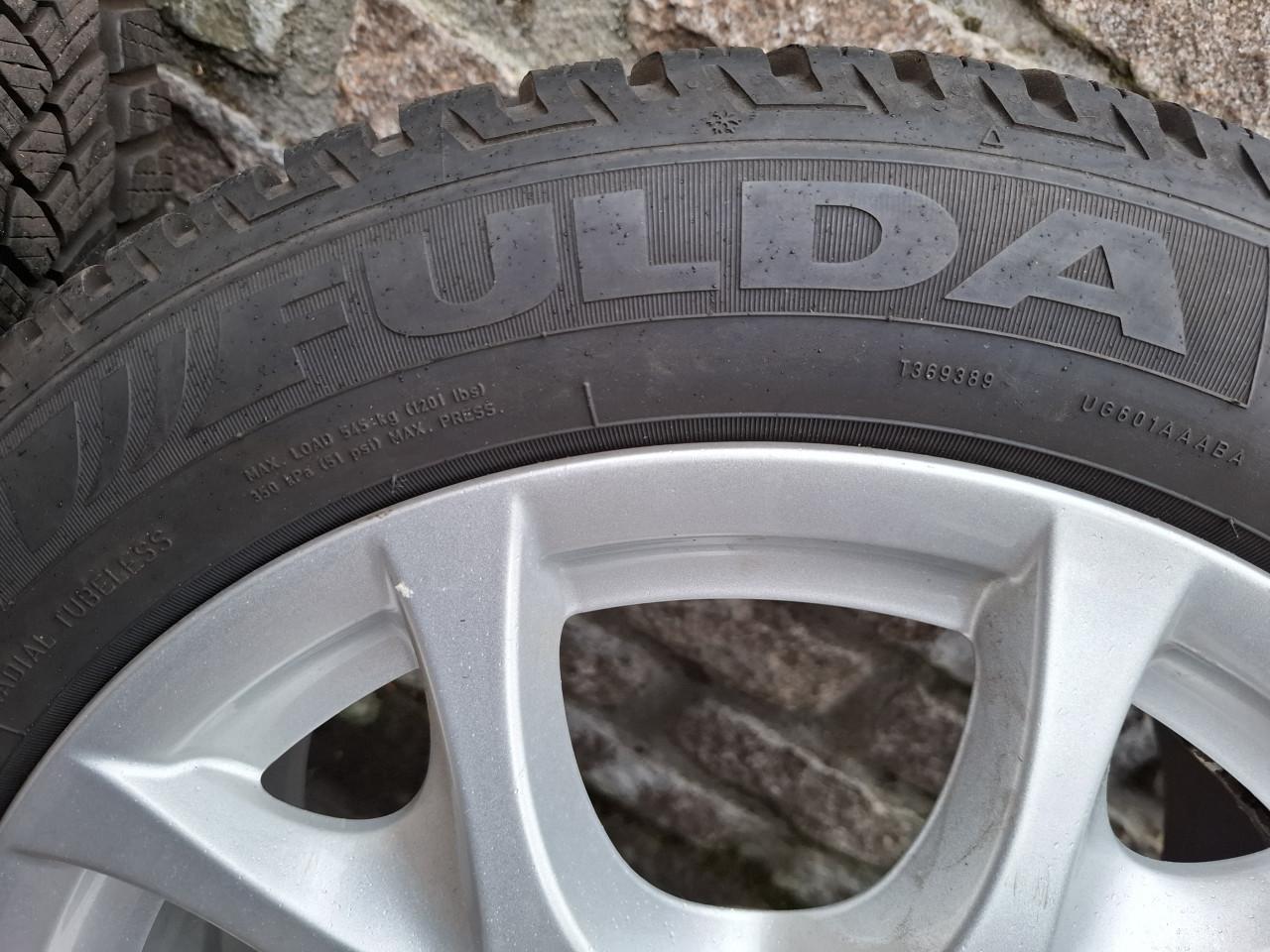 Autobanden met velg