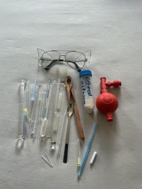 Diverse spullen voor chemie opleiding inclusief veiligheidsbril