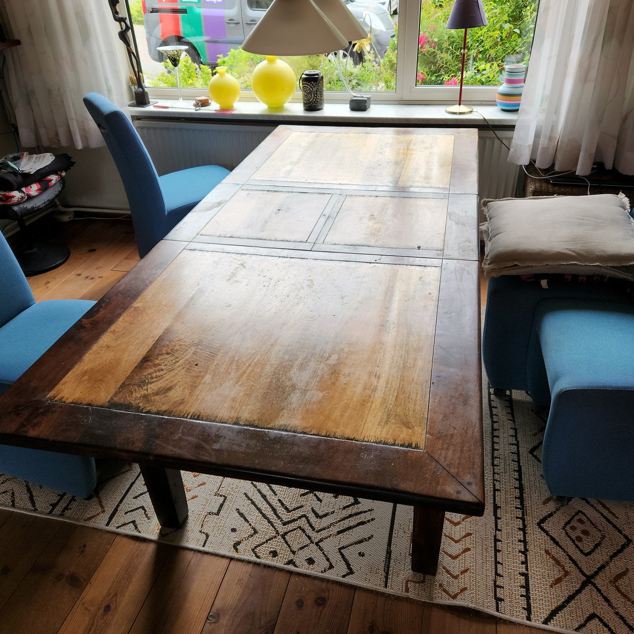 Koloniale 6 persoons uitschuifbare Eettafel t/m 8 personen met 4 stoelen