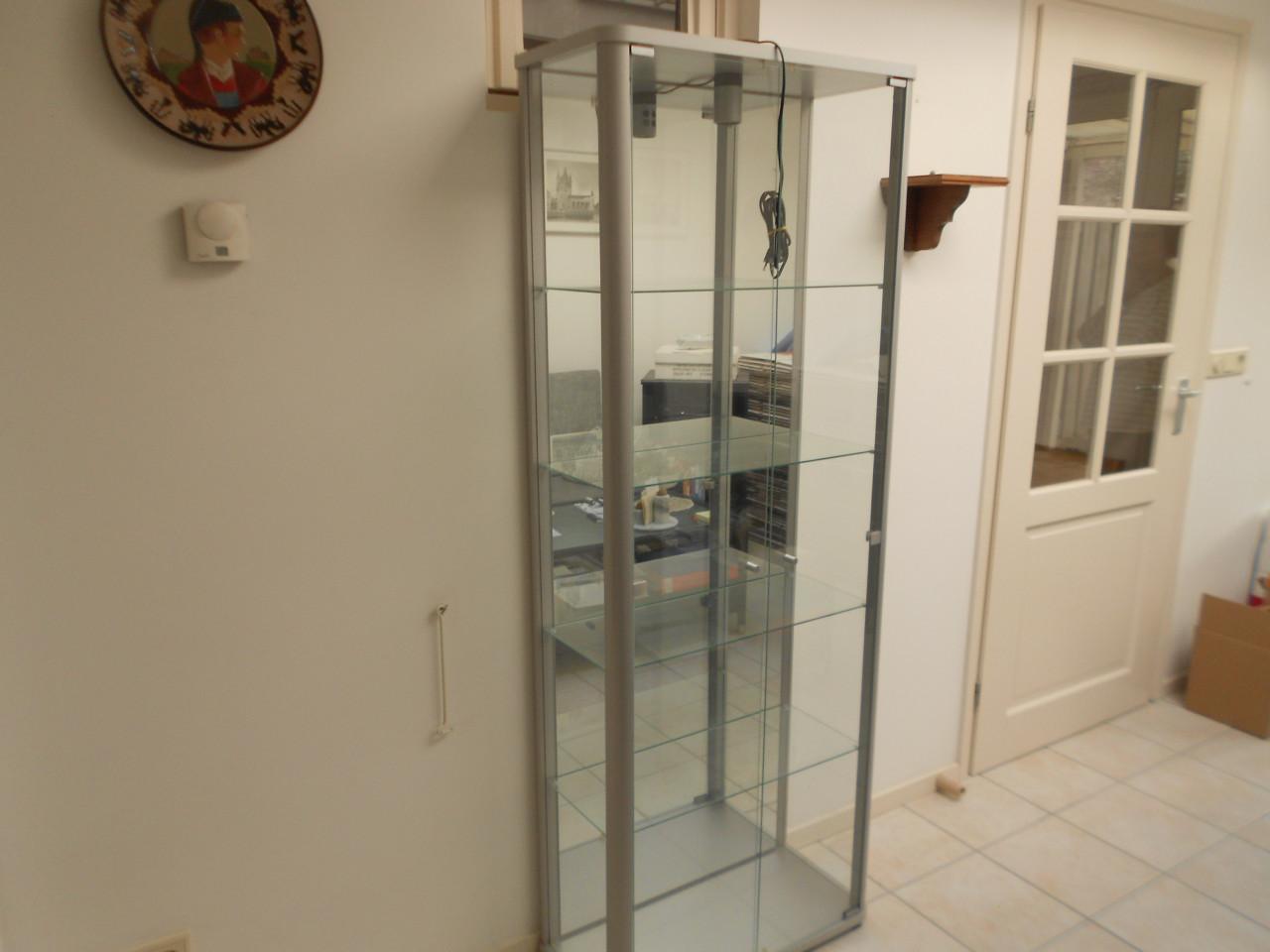 Vitrinekast met verlichting.