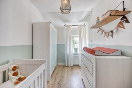 Babykamer; commode, kast en bedje