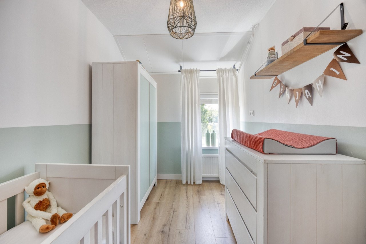 Babykamer; commode, kast en bedje