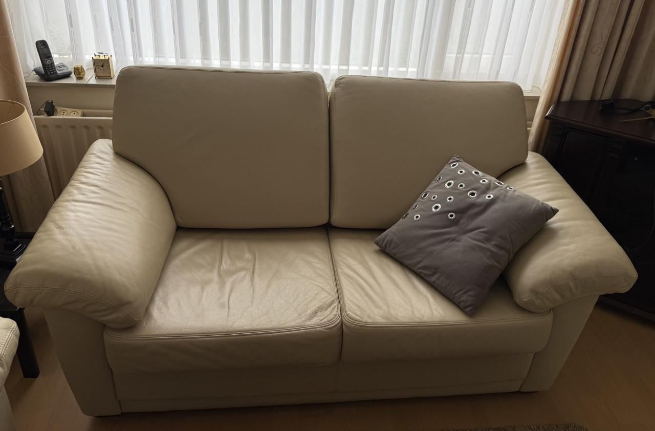 2,5 en 2 zits Lederen Banken. Goede zit en vering.