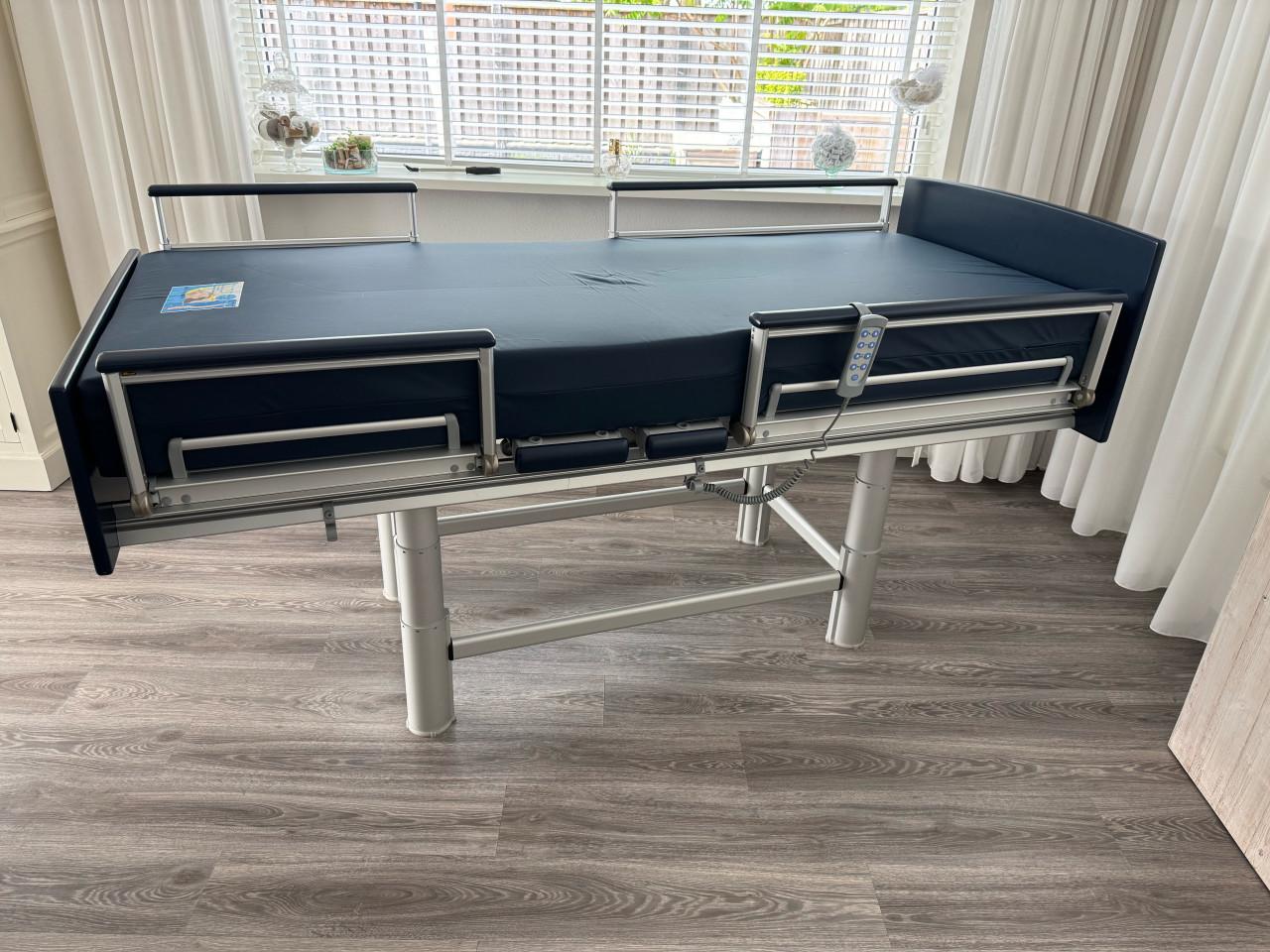 Hoog-laag bed van groot formaat(90x220) van nog geen half jaar oud,