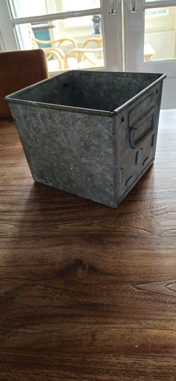 Industriële verzinkte boutenbakken / bloemenbak of voor interieur