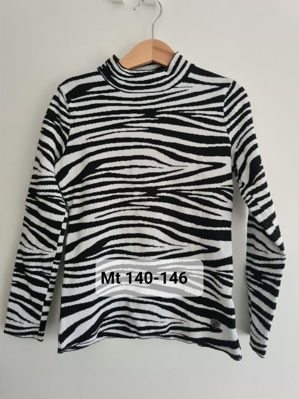 Leuk zwart-wit truitje van D-Zine met een trendy zebraprint. Mt 146-152