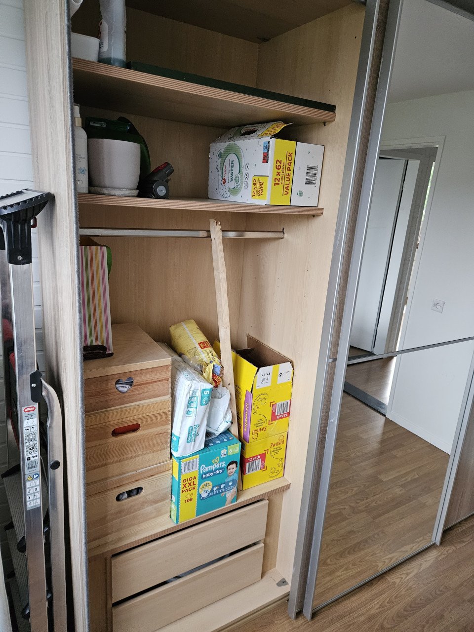 Mooie, grote, degelijke eiken kledingkast 220x65x250