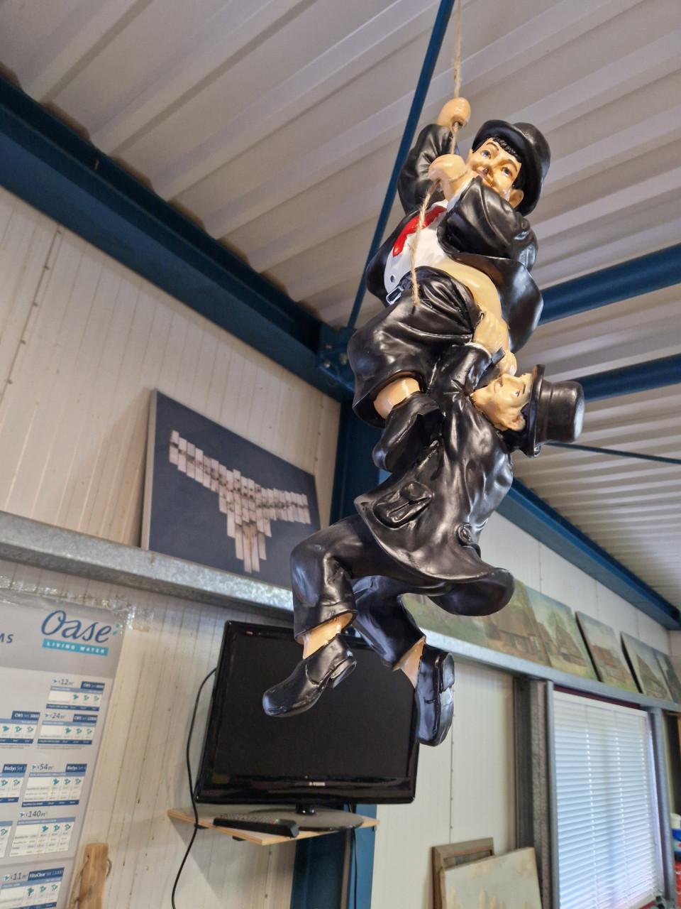 Laurel en Hardy klimmend hangend - 72cm - Tuindecoratie