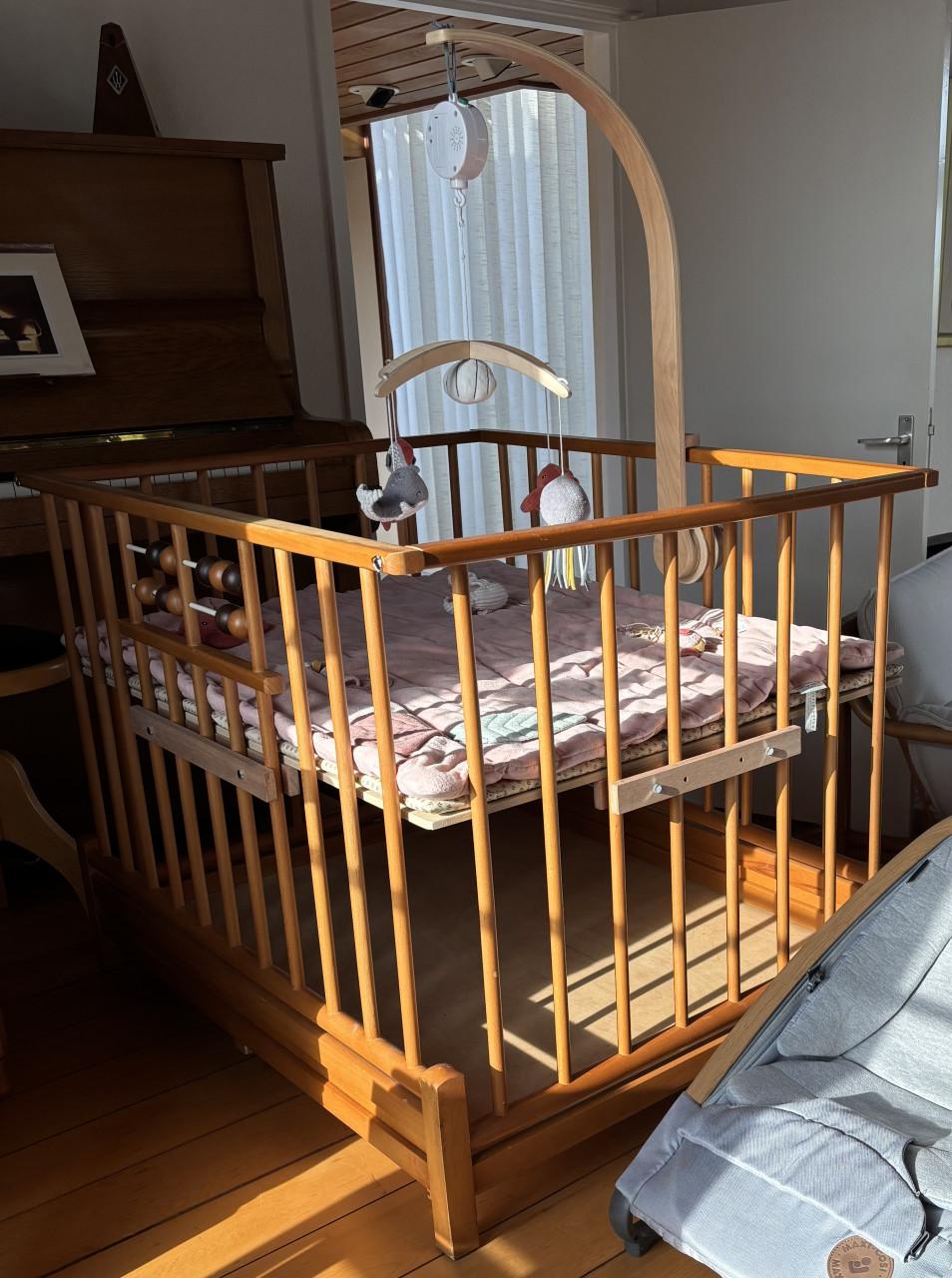 Baby-box, beukenhout, inklapbaar en met verhoging