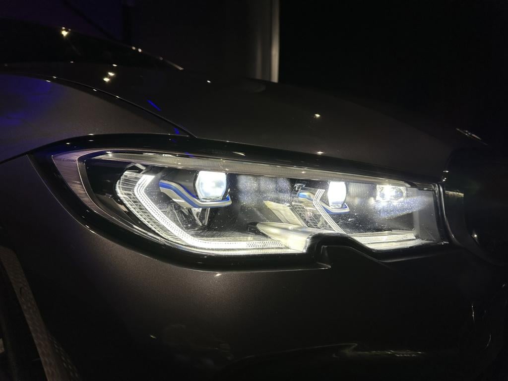 BMW 3-serie 320i high executive *facelift*memory*hud*camera*keyless