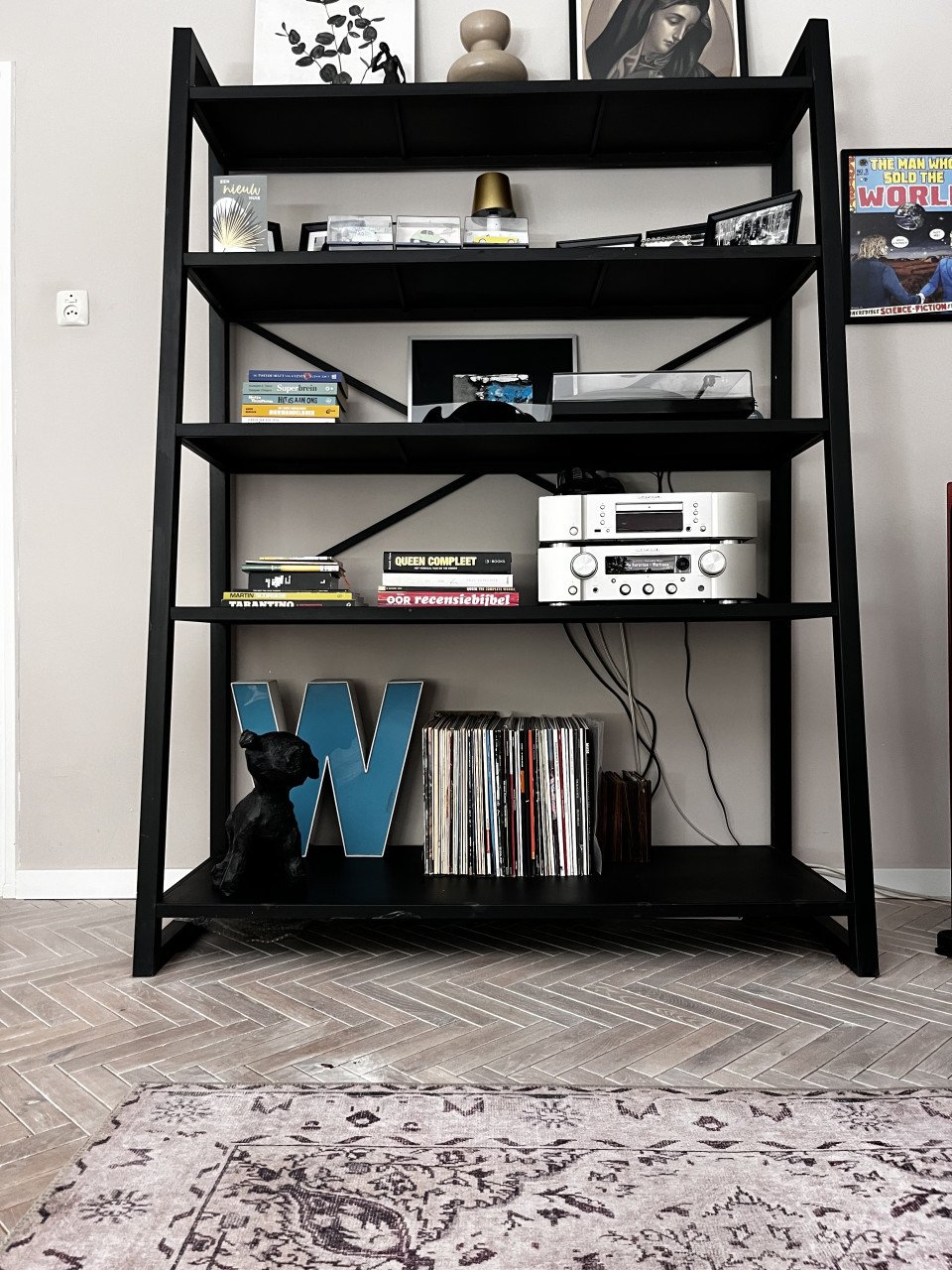 Wandkast. Open, zwart, metaal.