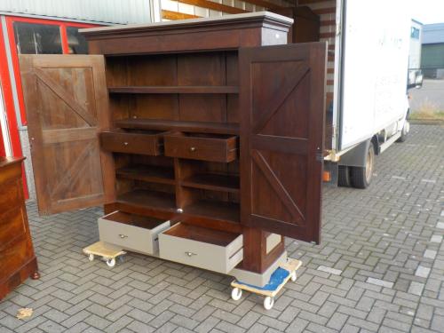Geheel massief wandmeubel met4 laden waarvan 2 in  kast in zeer goede staat
