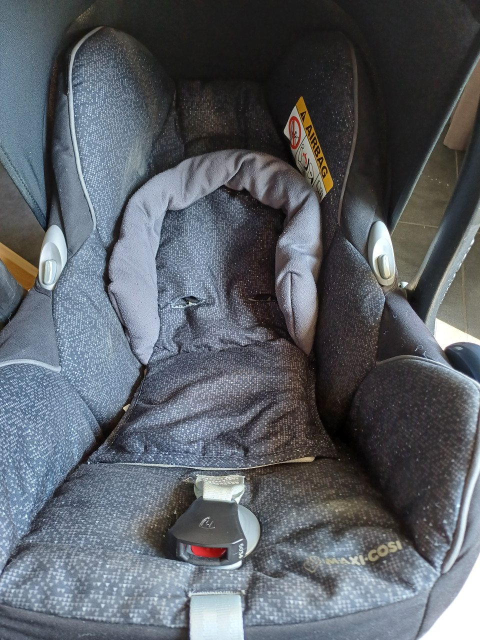 Maxi-Cosi Cabriofix incl. babyverkleiner en 2 voetenzakken