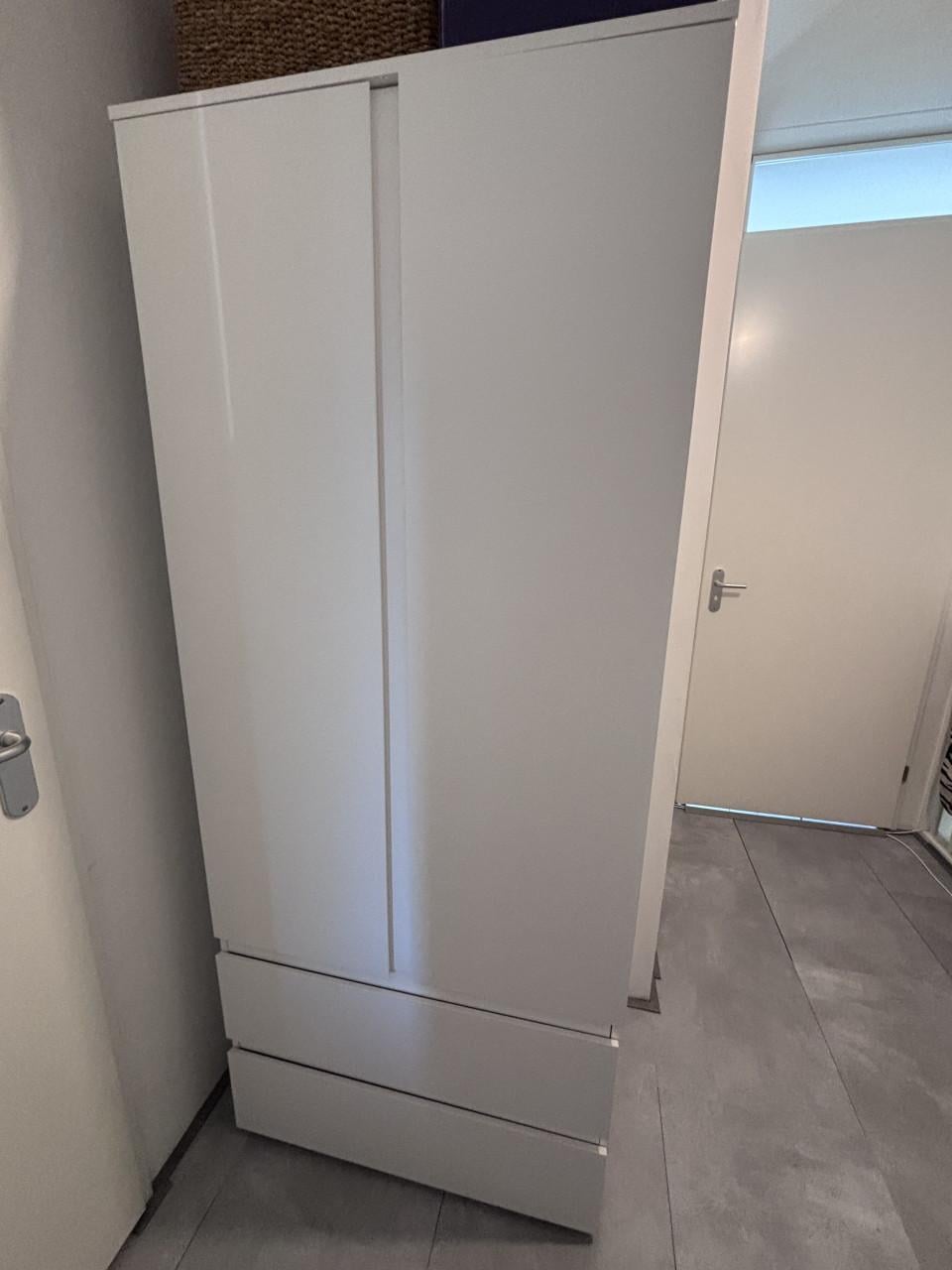 Mooie puntgave witte kledingkast