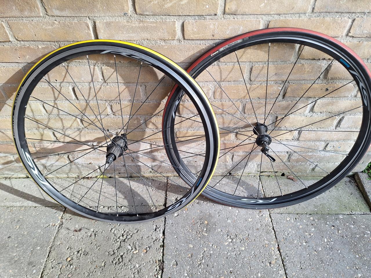 2 sets racefiets wielen.