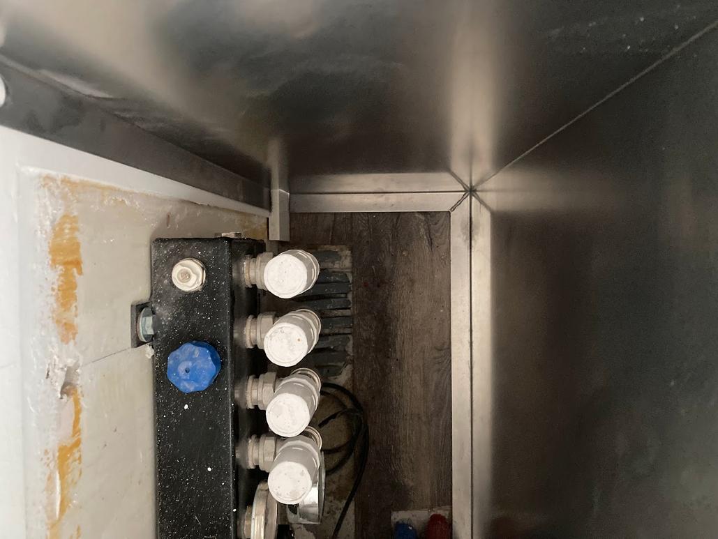 Stalen ombouw/omkasting verdeler vloerverwarming voor in hoek