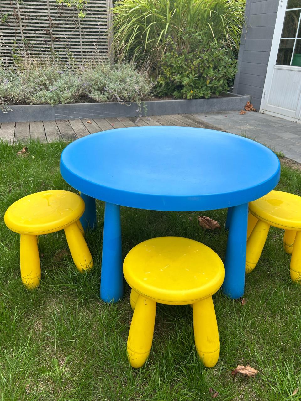 Kinder tafeltje met 5 krukjes Ikea