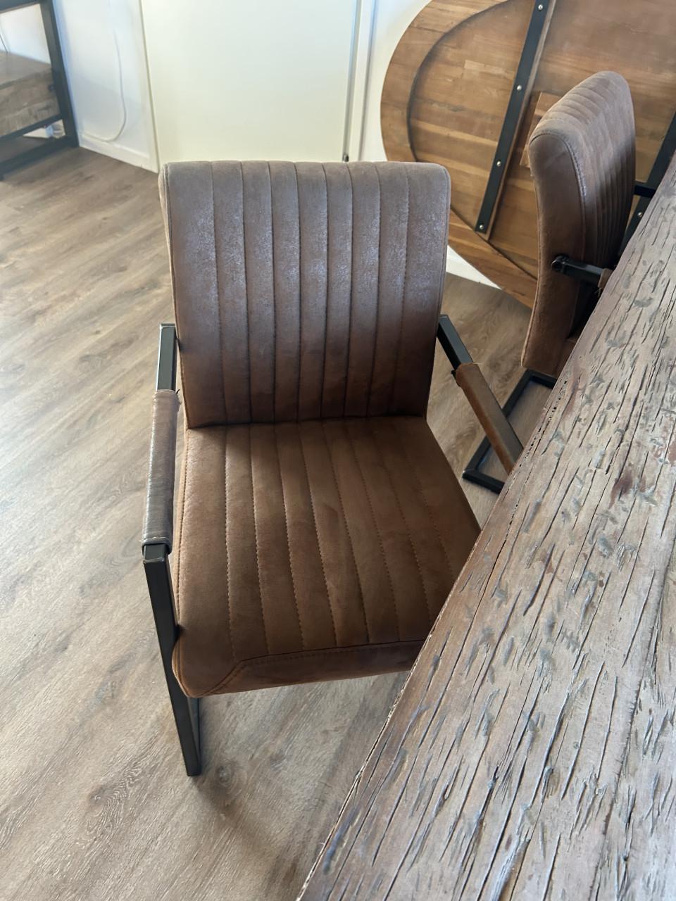 Compleet Industriële eetkamerset , eettafel bankje en 2stoelen