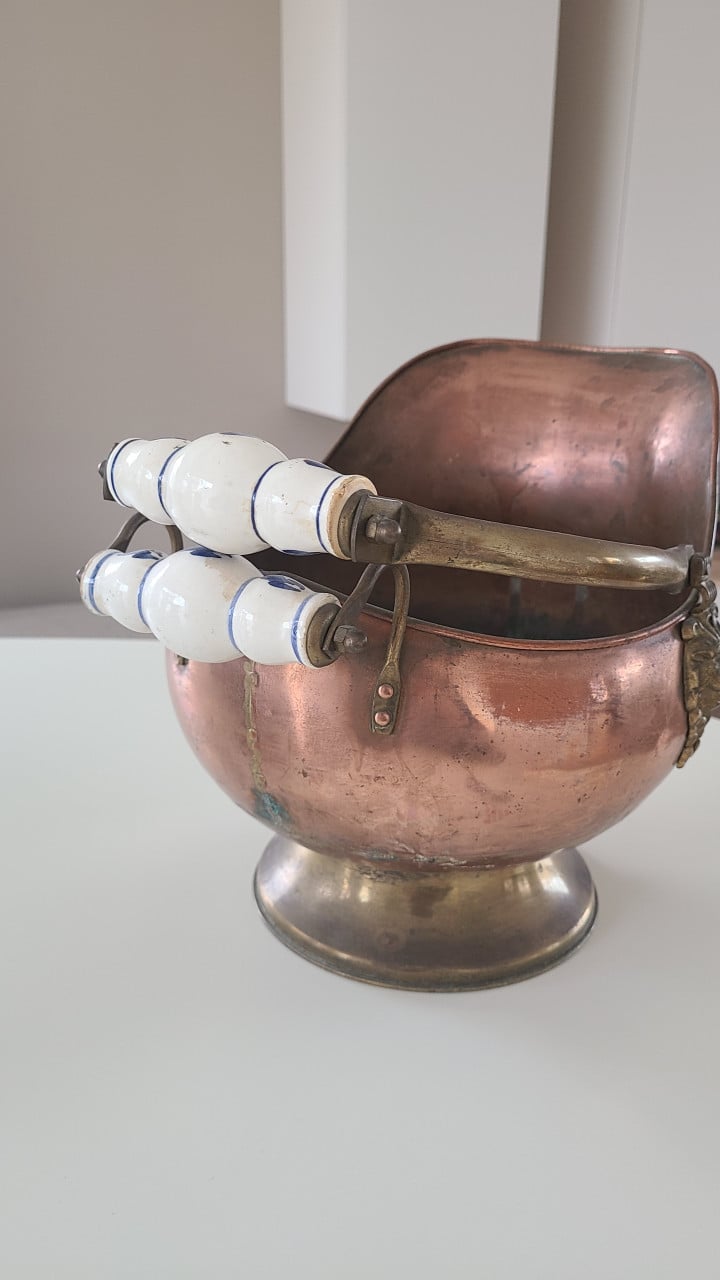 Koperen kolenhelm / kolenkit met delfsblauw handvat