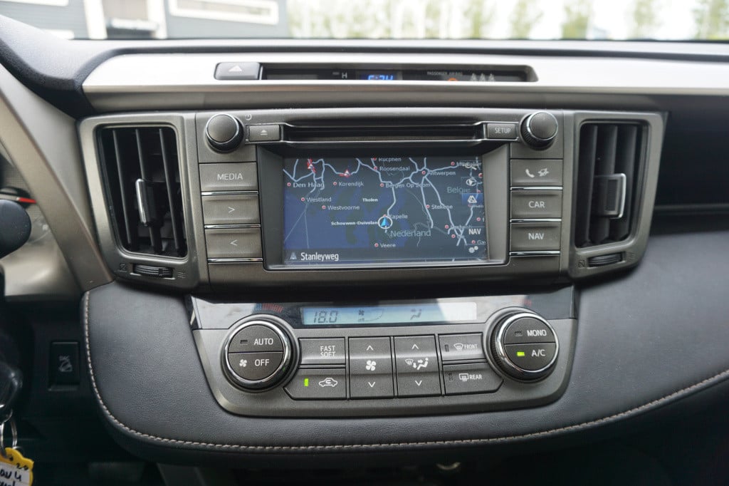 Toyota Rav4 2.0 dynamic 4wd - automaat- airco / navi / cruise / elektr. ram