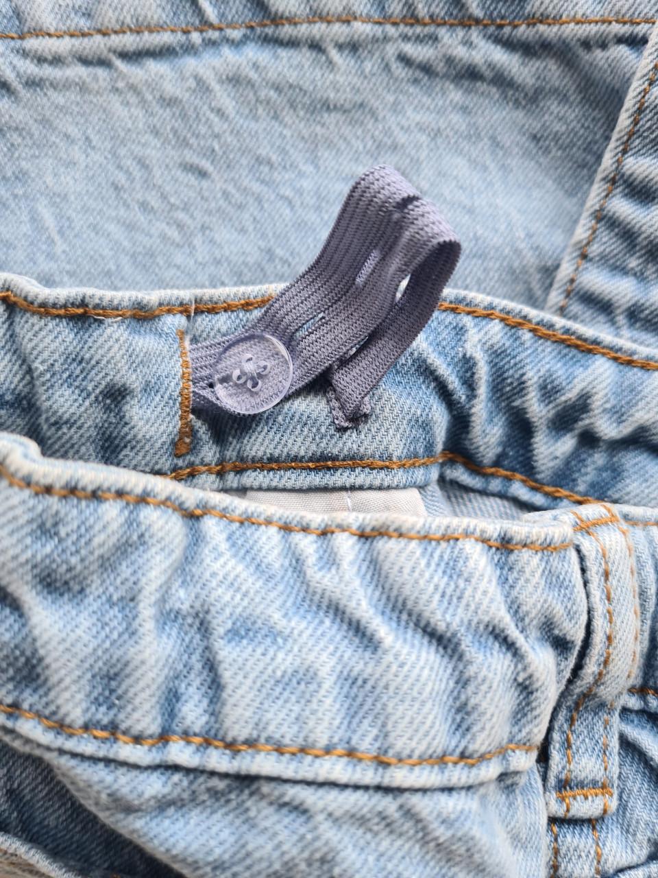 Lichtblauw spijkerstof rokje / broekje van YFK Maat 128