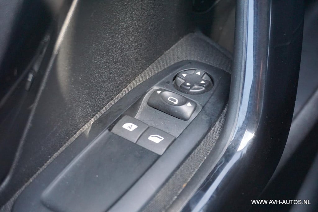 Peugeot 208 1.2 puretech blue lion