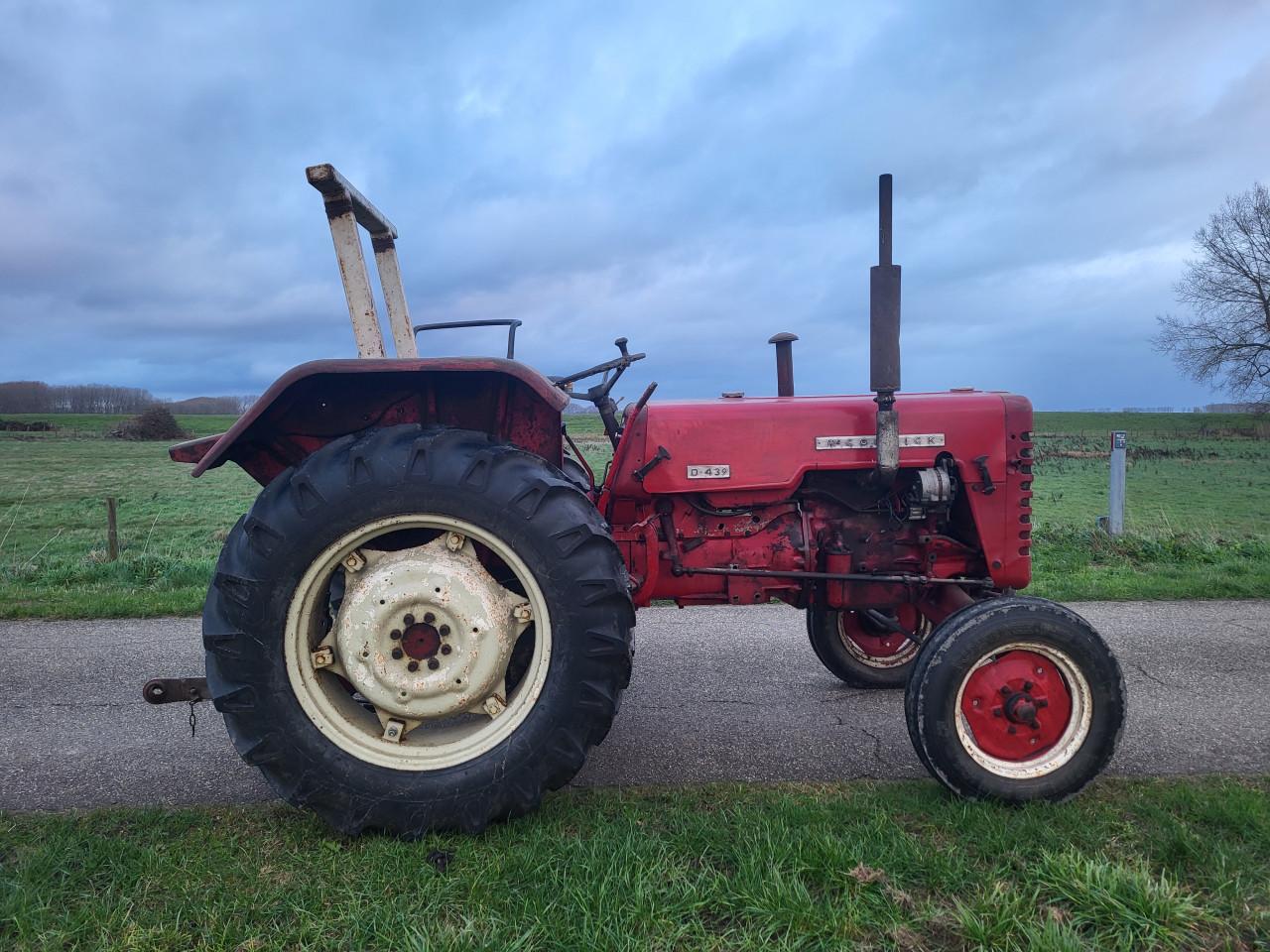 Mc cormick D439 Met kenteken
