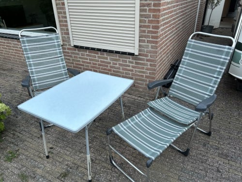 Camping stoelen en tafel