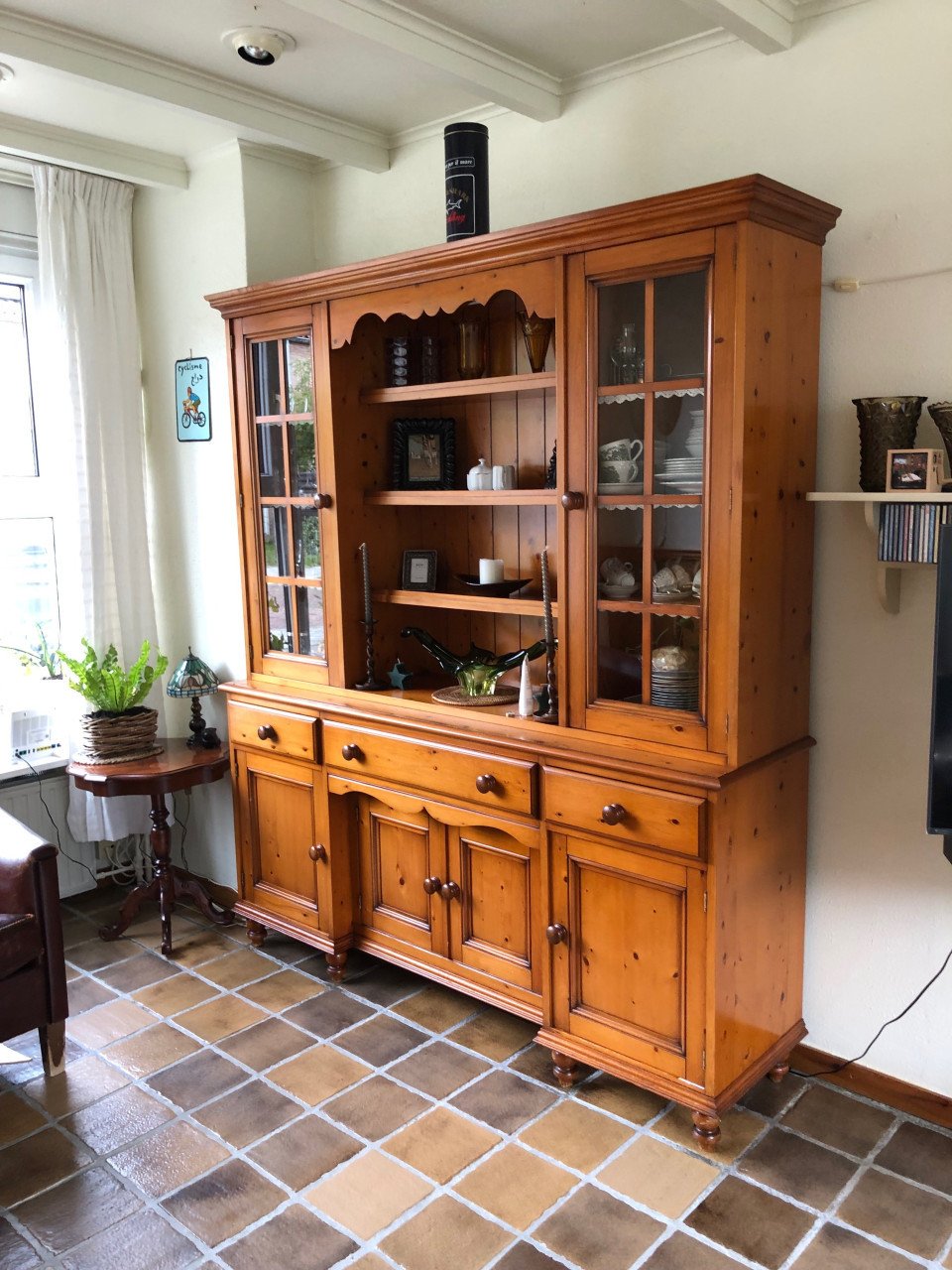 Houten buffetkast met glasdeuren.